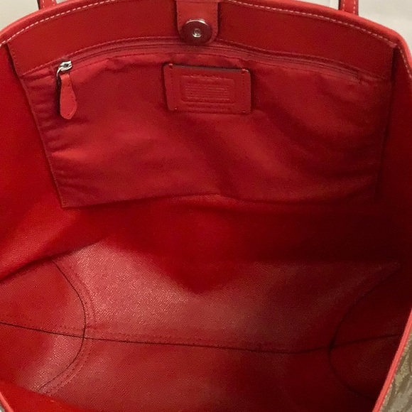 COACH -City Tote in Signature w/ wallet Set - Picture 3 of 6